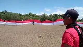 preview picture of video 'Warga Luwu Utara Kibarkan Bendera Raksasa di Hut RI Ke 73'
