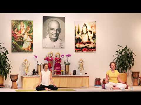 Yoga "Herzensweg" mit Karunamayi - Yoga Vidya Mittelstufe Live - 16:15 Uhr 29.07.2021