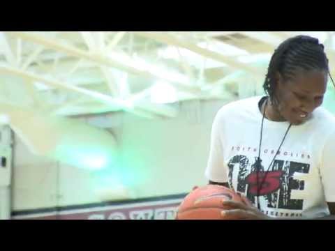 Aleighsa Welch hosts kids hoops camp