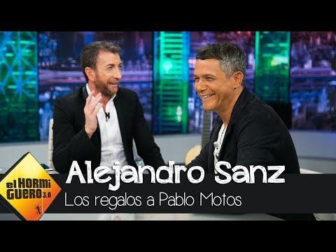 Alejandro Sanz le trae regalos a Pablo Motos por ser invitado - El Hormiguero 3.0