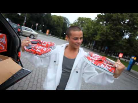 teh & Kiraz receiving Charlie's pack