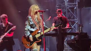 Download lagu Avril Lavigne My Happy ending live in Nimes Festival 2024 france mp3
