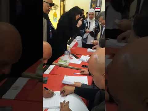 حورية فرغلي تدلي بصوتها في الانتخابات.. وتمازح جمهورها الصورة بجنيه