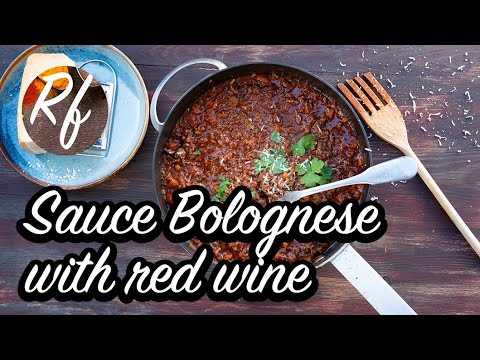 How to cook a sauce Bolognese with red wine, minced beef, tomatoes, garlic, herbs, carrot an>