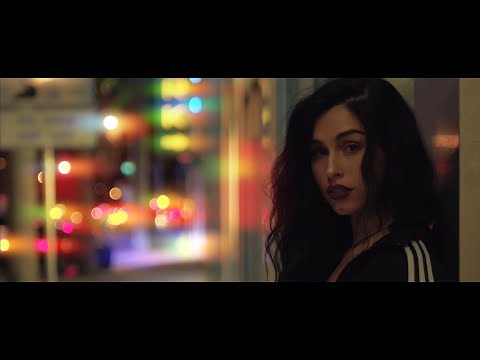 R1 La Esencia x Myke Towers, Ro Millones & Shadow Blow - Ella Es Mi Trap Queen (Video Oficial)