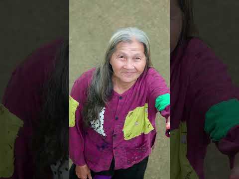 How did the mother sacrifice to be able to buy the phone? 🤱📱💔#homeless #trending #shorts