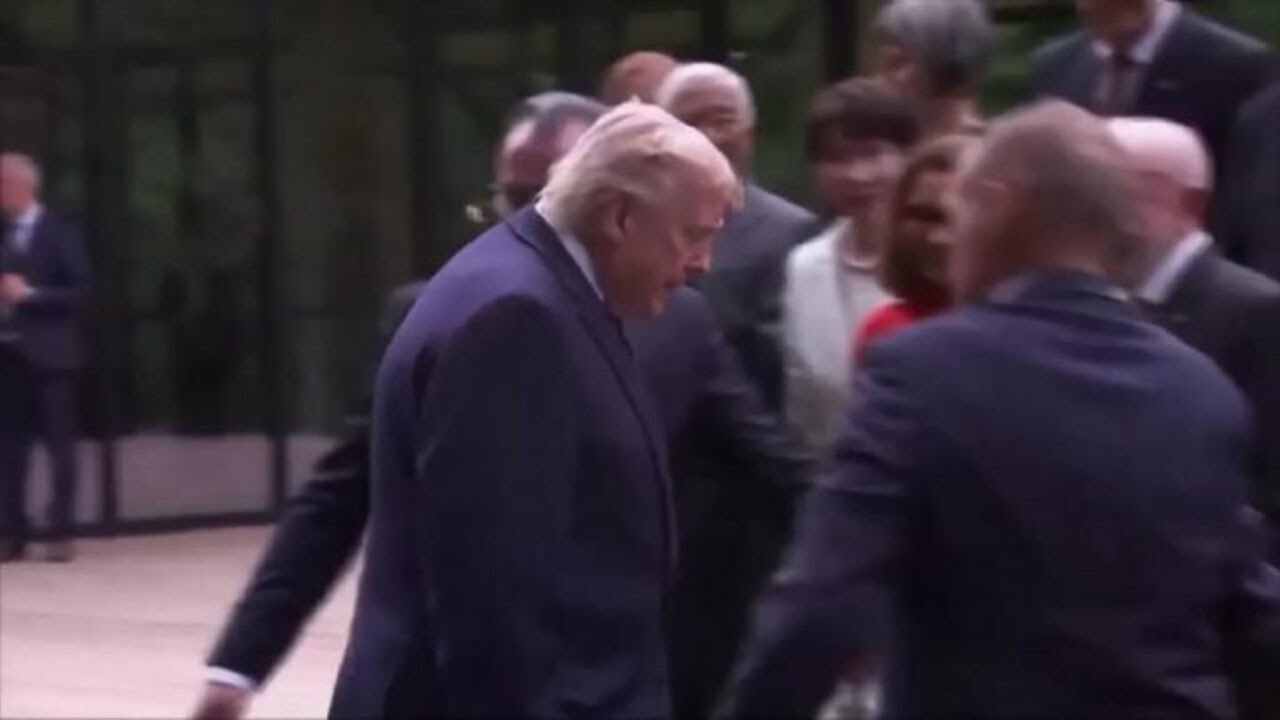 Modi aiuta Trump a salire lo scalino per una foto di gruppo con i leader al G7