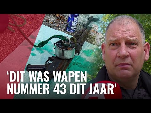 Magneetvissers hengelen AK-47 uit het water