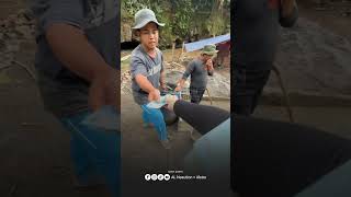 Download lagu Saat lagi liburan, wanita orang kaya ini sempatkan berbagi rezeki uang ke bapak-bapak tukang mp3