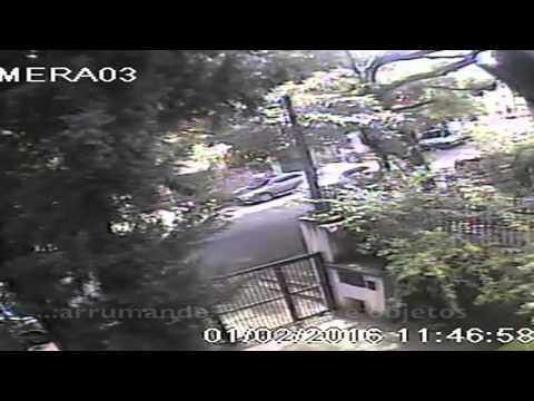 Ladrões fogem com computador gigante em saco em plena luz do dia no Cambuci, em São Paulo