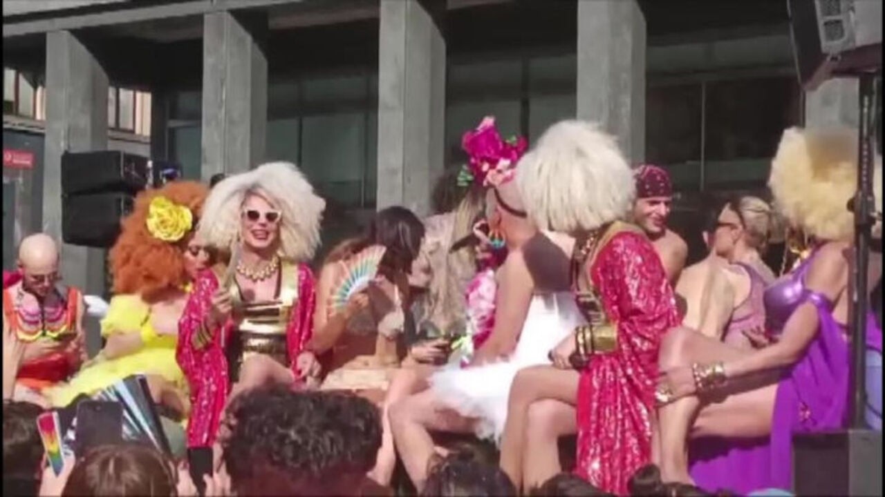 Sei una cantante, una ballerina sul cubo, un'icona. Complimenti per Elodie su carro del Milano Pride
