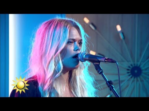 Julia Frej - Vi är skuggor (Cover på Broder Daniels "Shoreline") - Nyhetsmorgon (TV4)