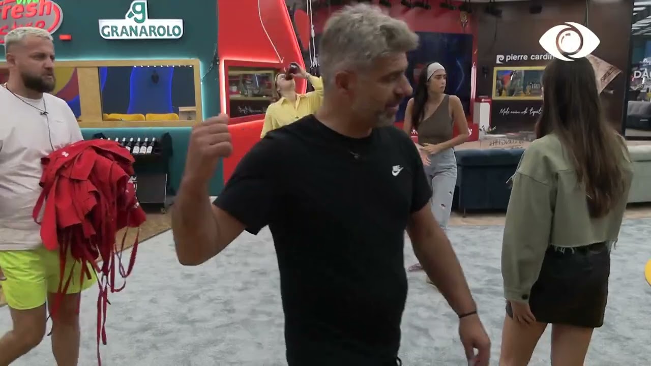 Qetsori provon biskotat dhe shpall grupin fitues