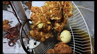 preview picture of video 'Bangladeshi street food: আলুর চপ, ডিম চপ, রসুনের পেয়াজু...,।'