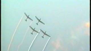 preview picture of video '4x L-13 Blaník Ocovsti Bacovia-Slovakia - air show Hradec Králové 2002'