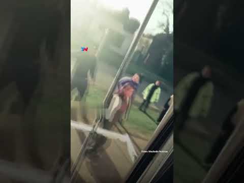 El dueño de una barbería denunció un robo, detuvieron al ladrón y le destrozaron el local