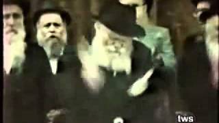 Ребе поддерживает нигун «Не журитесь, хлопцы......» (1986) - התמונה מוצגת ישירות מתוך אתר האינטרנט יוטיוב. זכויות היוצרים בתמונה שייכות ליוצרה. קישור קרדיט למקור התוכן נמצא בתוך דף הסרטון