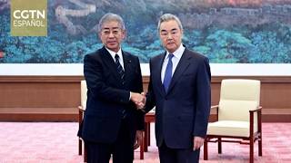 El canciller chino, Wang Yi, se reúne con Takeshi Iwaya, exministro de Exteriores japonés