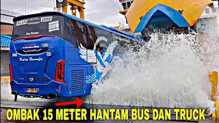 Download lagu BAD WEATHER❗HUGE WAVES HIT TRUCKS AND BUSES AT MERAK PORT mp3