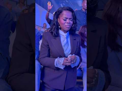 Personne ne s’attendait à ça pendant le concert de Rosny KAYIBA 😮 #viralvideo #rosnykayiba