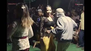 Download lagu Kain kuning tembus pandang goyang pinggul hot Mun ketujur bareng bajang girang LIVE seteluk KSB mp3