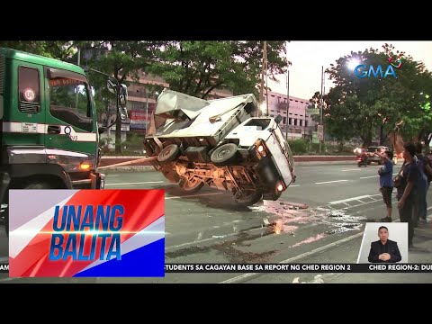 Delivery truck, tumagilid sa Quezon Avenue UB