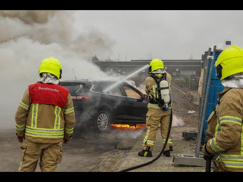Auto in vlammen op in #Maassluis.