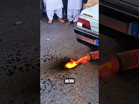Mobil Kok Bisa Ngeluarin Api Sampai Bakar Aspal?! 😱🔥 #shorts
