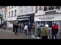 Bij de coffeeshops in Breda staan lange rijen als de klanten horen dat de boel voor drie weken op...