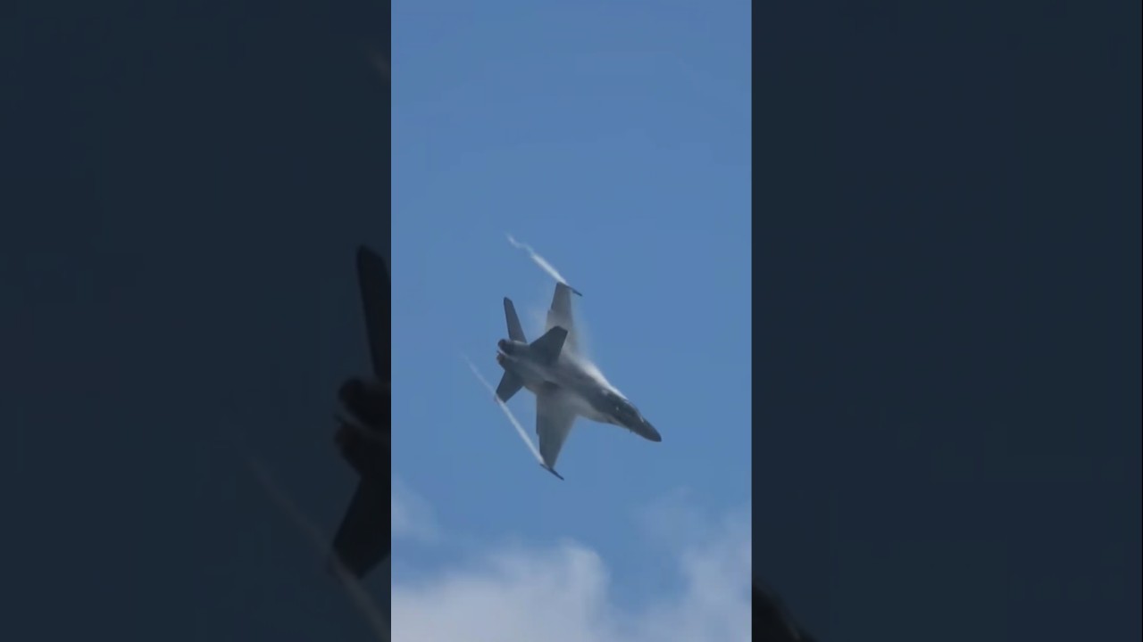 世界一カッコいいレガシーホーネットはマレーシア空軍！濃い灰色のF/A-18Dをぶん回すマレーシア、この本気機動が凄すぎた