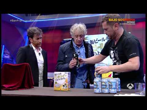 El Monaguillo muestra a Enrique San Francisco la cerveza azul japonesa en El Hormiguero 3.0