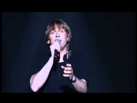Didier Gustin imite Brel qui chante Renaud