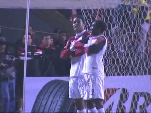 Ronaldinho faz o gol e dança com Negueba