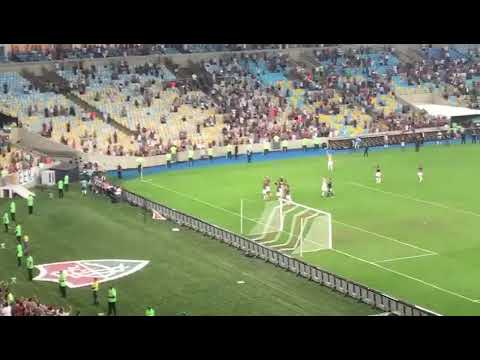 "Time e torcida comemoram juntos a classificação na Sul-americana" Barra: O Bravo Ano de 52 &bull; Club: Fluminense