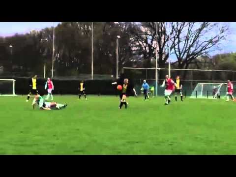 Dit doelpunt zag je niet aankomen...