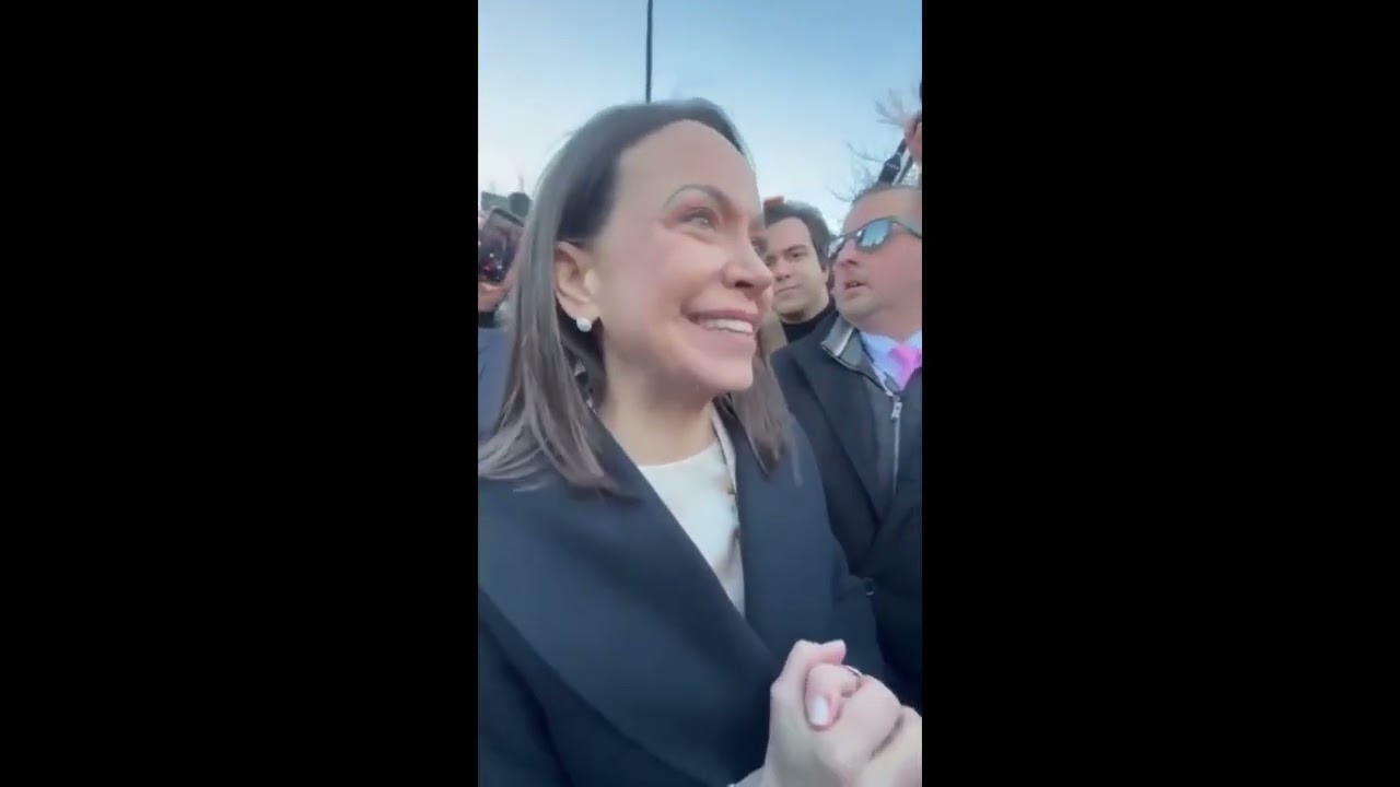 La medaglia del Nobel ora è alla Casa Bianca: Maria Corina Machado la consegna a Trump