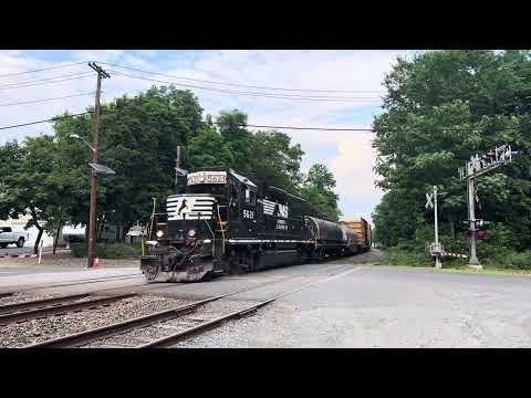 (TRAIN PICKS UP DUST!) NS 5621 GP38/2 leads CR MA01 through Piscataway,NJ with a friendly crew