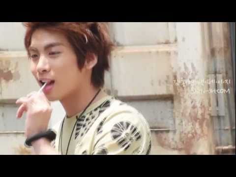 [fancam] 110531 SHINee Jonghyun nod + reply fans @ Iммσrtal S0пg 2