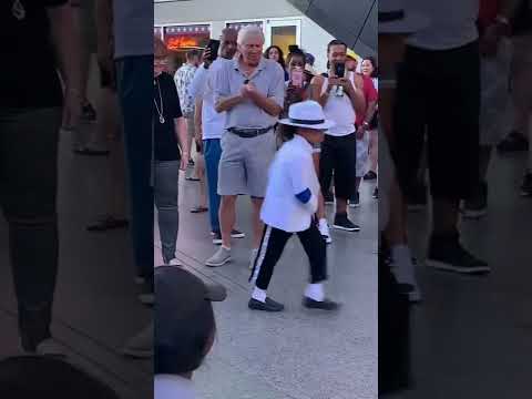 The smoothest moonwalk ever! (Pls SUBSCRIBE :)