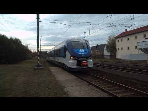 Příjezd vlaku Os 7082 (ČD 844.005) - Klášterec nad Ohří, 28. 10. 2013