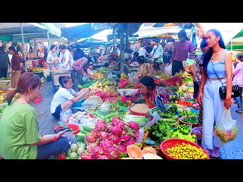 Comida tradicional do mercado de Phnom Penh: peixe, sapo, caranguejo, frango, frutas e muito mais, comida de rua no Camboja