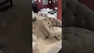 Poltrone moderne in velluto greige di design Gardner firmate Eichholtz #shorts