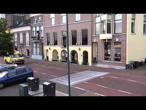 Ambulance rijdt in volle vaart over IJsselkade in Kampen - Dutch ambulance at Kampen