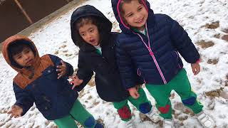 ❄️ Hoy ha sido un día especial, ¡ha nevado! Y nosotros hemos salido a jugar con la nieve. ☃️ ¡Estaba