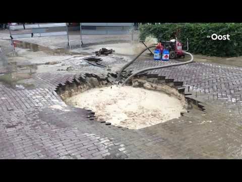 Straat in Schalkhaar dicht na leidingbreuk, tientallen huishoudens zonder water