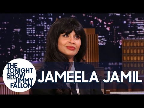 賈梅拉-賈米爾在 "好地方 "的打鬥場面中弄傷了自己的臀部。 (Jameela Jamil Broke Her Bum During a Fight Scene on The Good Place)