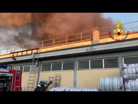 Incendio in un'azienda tessile a Montale (Pistoia)