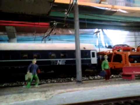 Treno passeggeri in stazione tutti in carrozza