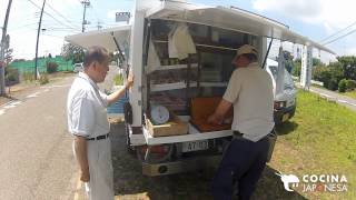 preview picture of video 'Vendedor ambulante de sashimi / Cocina Japonesa'