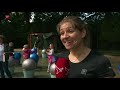 Kinderen drummen op skippybal vanwege jubileum